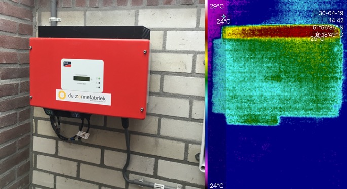 Omvormer (links) met een warmtebeeld opname (rechts): op het warmtebeeld is te zien dat de koelvinnen (bovenaan) een stuk warmer zijn dan de rest van het toestel. Via deze koelvinnen wordt de warmte afgegeven.